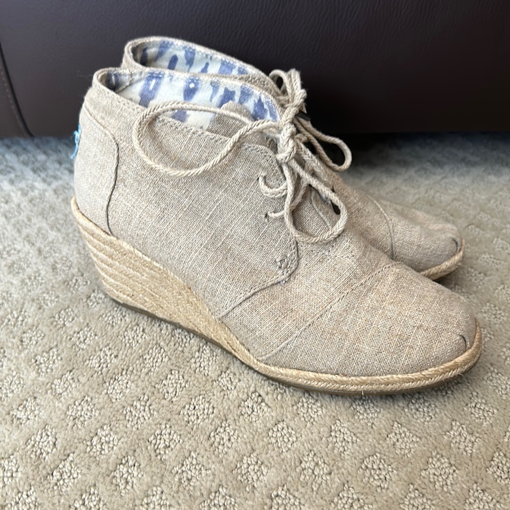 TOMS Wedge: Super comfy! Great condition!